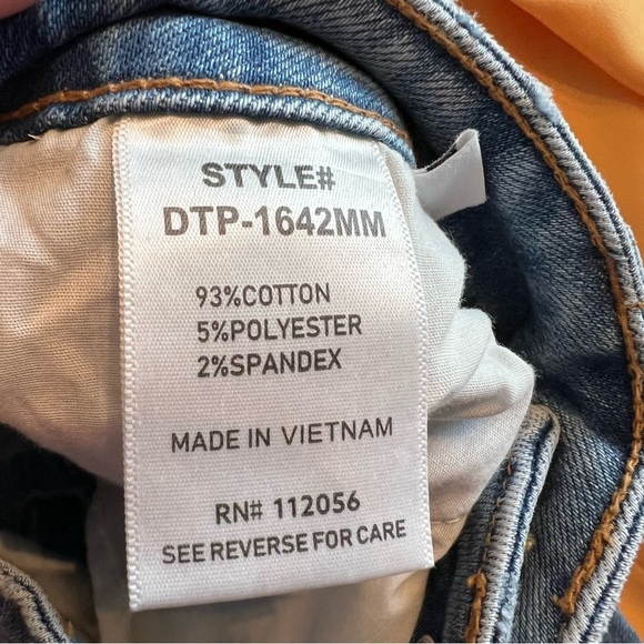 NWT Zenana Women's Denim Distressed Jeans - Size 28 - Picture 5 of 5